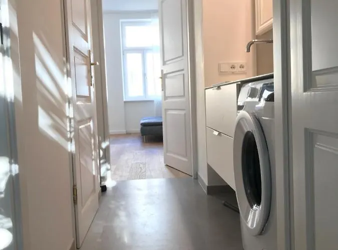 Completely New Renovated, 4Th Floor, Floor Heating, French Balcony Apartment Wien