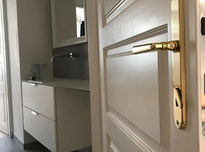 Completely New Renovated, 4Th Floor, Floor Heating, French Balcony Wien